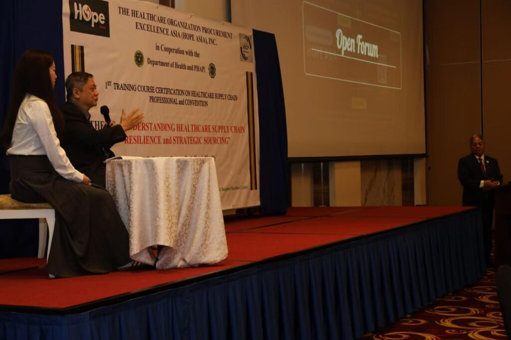 MECANMED representatives discussing with healthcare leaders at the HOPE ASIA procurement seminar in the Philippines.
